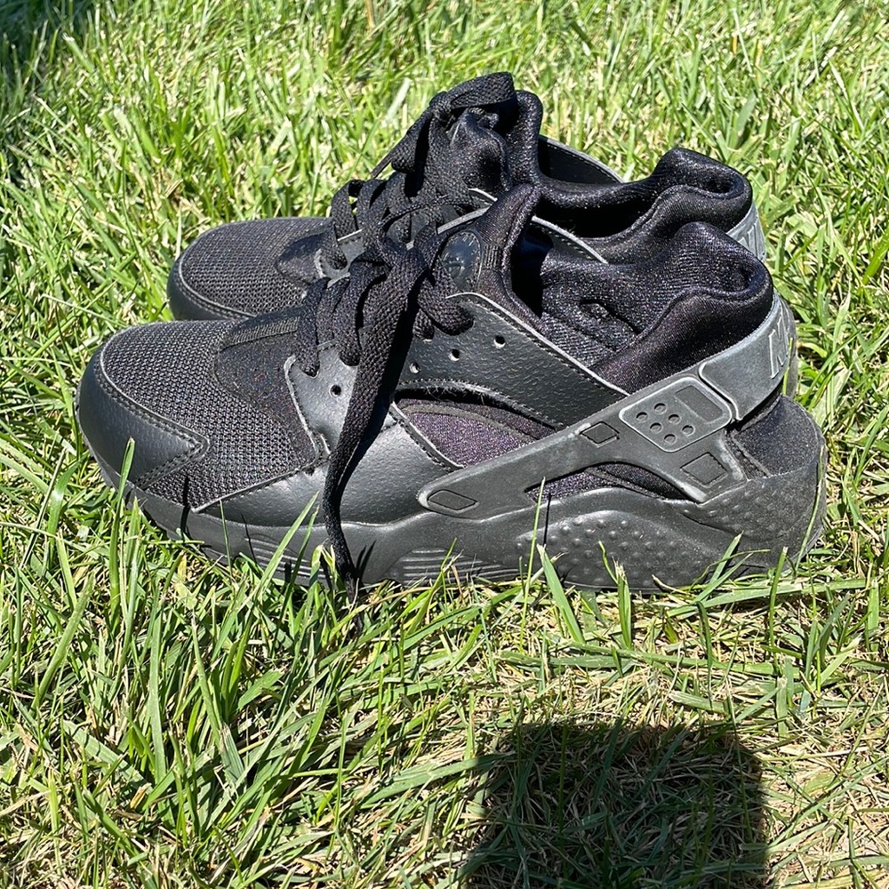 Size 7Y women black nike huaraches